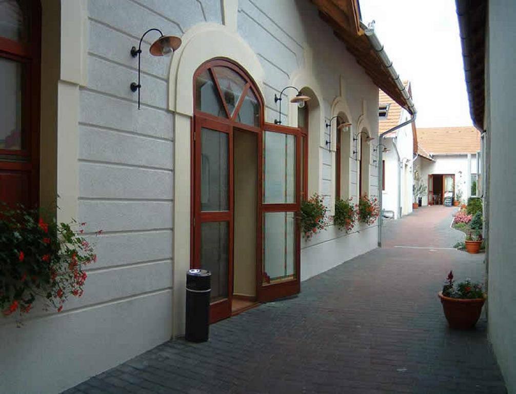 Varju Fogado Tapolca Bed & Breakfast Exterior photo